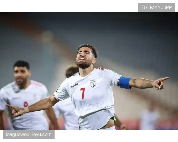 贾汉巴赫什灵巧盘带闪耀赛场，展现顶级球员风采