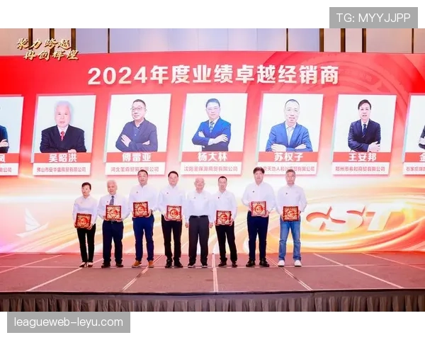 贝肯鲍尔战术智慧启迪新篇：足球战略革新引领未来发展方向