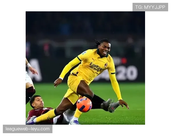 AC米兰霸占榜首却面临分崩离析危机，战术依赖莱奥独撑，豪门底蕴正遭战术混乱挑战