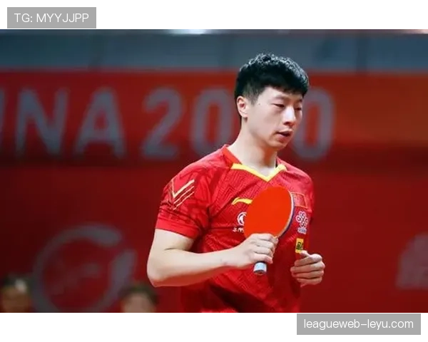 马龙的路人照像隔壁大哥，手腕那块表直接把我拉回现实——不是同一消费频道