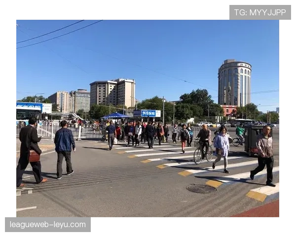 周冠宇家的冰箱里塞满了能量胶，连饮料都按秒表时间排好